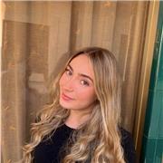 Soy simpática, empatía y trabajadora. Me encantan los niños